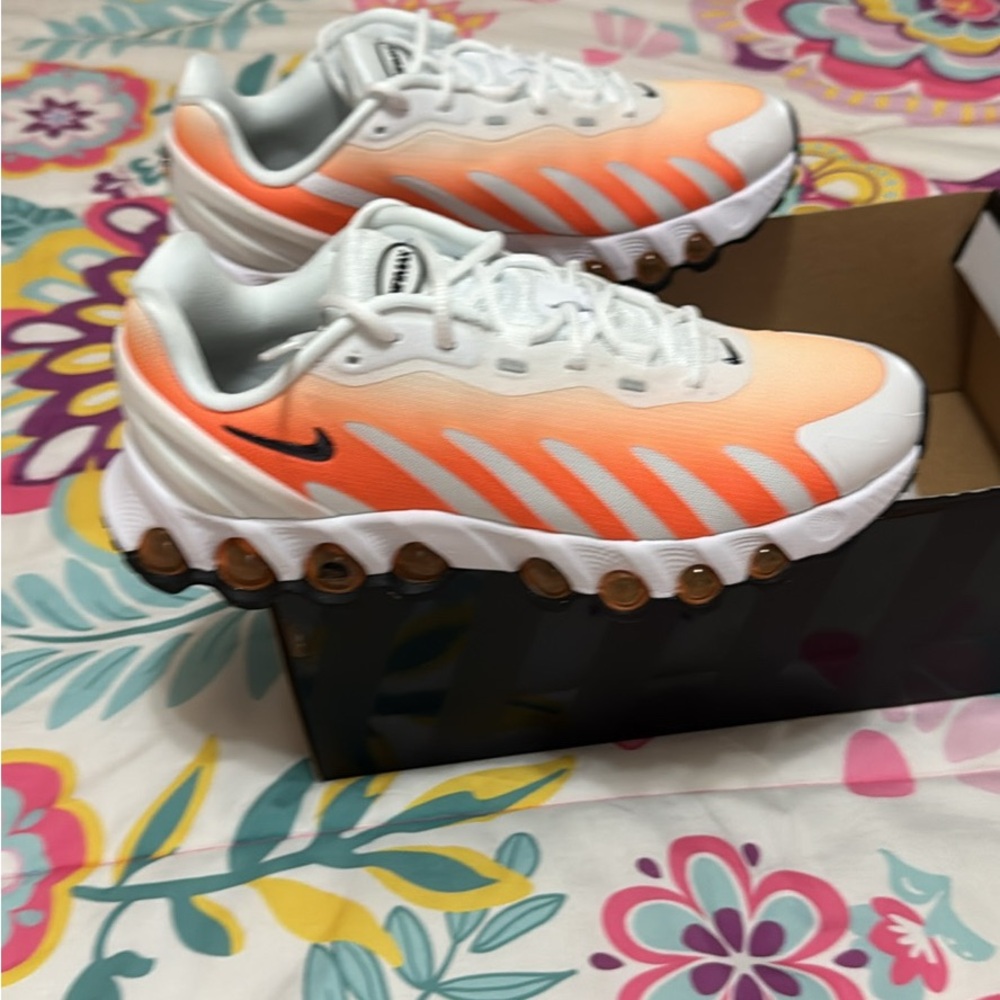 Nike DN8 Vibrant Orange and White Running Shoes - Picture 2 of 9